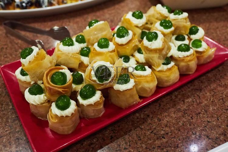 各式甜点在糖果棒自助餐